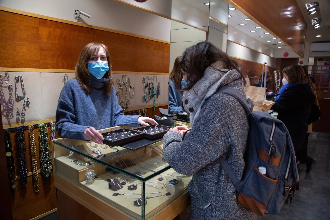 Con la marcha de los Reyes Magos, este jueves se ha dado el pistoletazo de salida a las rebajas de enero en los comercios guipuzcoanos, - de las más esperadas por los consumidores- aunque muchos establecimientos ya comenzaron a ofrecer semanas antes descuentos en productos seleccionados, con la esperanza de que las ofertas reactivasen la campaña navideña, tambaleada por el efecto Black Friday de noviembre y las restricciones impuestas por la pandemia.