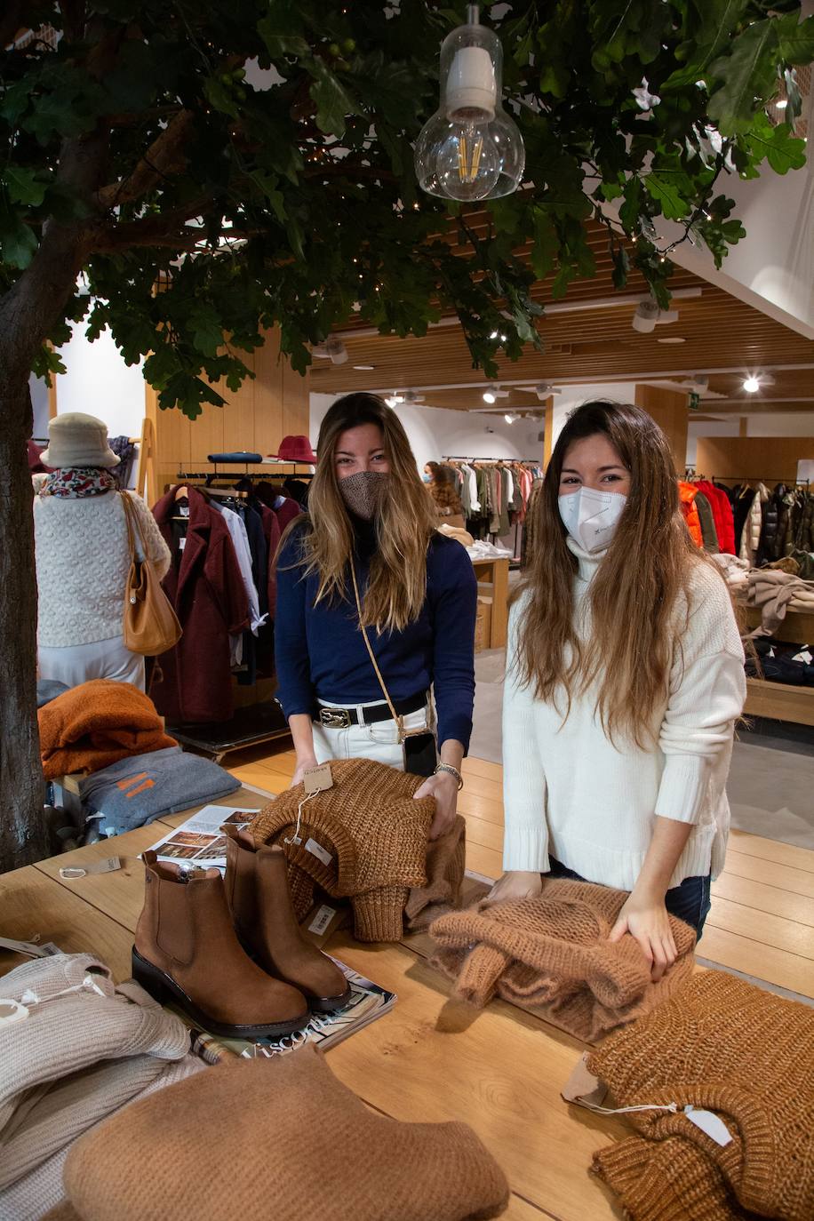 Con la marcha de los Reyes Magos, este jueves se ha dado el pistoletazo de salida a las rebajas de enero en los comercios guipuzcoanos, - de las más esperadas por los consumidores- aunque muchos establecimientos ya comenzaron a ofrecer semanas antes descuentos en productos seleccionados, con la esperanza de que las ofertas reactivasen la campaña navideña, tambaleada por el efecto Black Friday de noviembre y las restricciones impuestas por la pandemia.