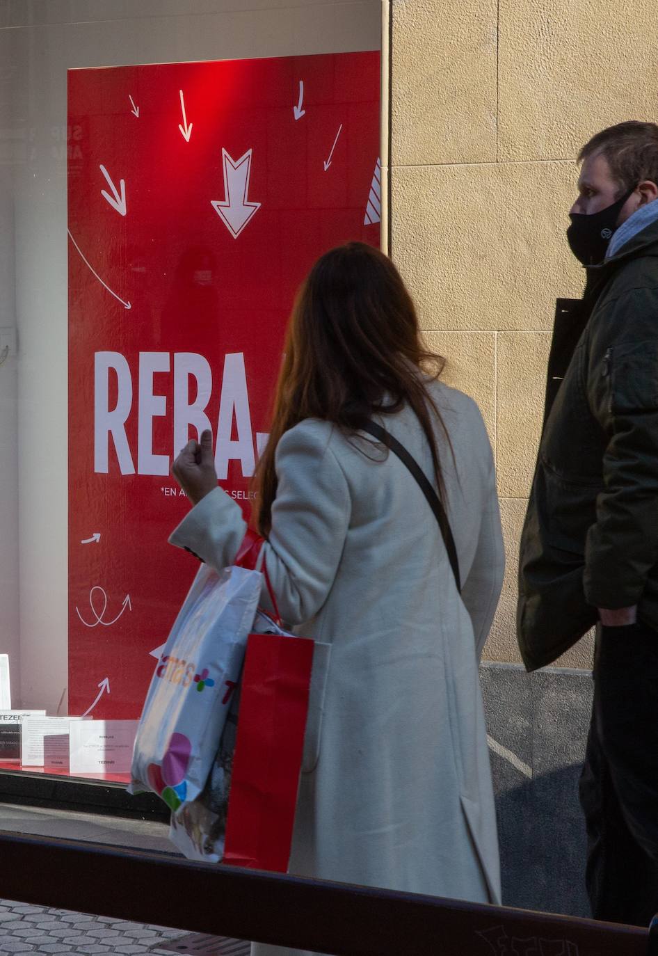 Con la marcha de los Reyes Magos, este jueves se ha dado el pistoletazo de salida a las rebajas de enero en los comercios guipuzcoanos, - de las más esperadas por los consumidores- aunque muchos establecimientos ya comenzaron a ofrecer semanas antes descuentos en productos seleccionados, con la esperanza de que las ofertas reactivasen la campaña navideña, tambaleada por el efecto Black Friday de noviembre y las restricciones impuestas por la pandemia.