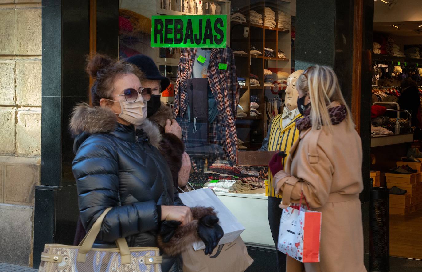 Con la marcha de los Reyes Magos, este jueves se ha dado el pistoletazo de salida a las rebajas de enero en los comercios guipuzcoanos, - de las más esperadas por los consumidores- aunque muchos establecimientos ya comenzaron a ofrecer semanas antes descuentos en productos seleccionados, con la esperanza de que las ofertas reactivasen la campaña navideña, tambaleada por el efecto Black Friday de noviembre y las restricciones impuestas por la pandemia.