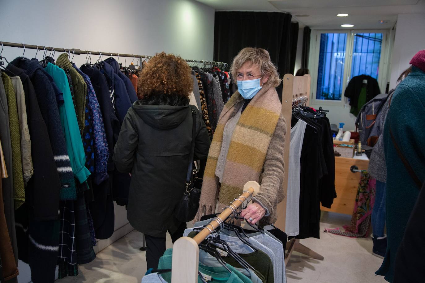 Con la marcha de los Reyes Magos, este jueves se ha dado el pistoletazo de salida a las rebajas de enero en los comercios guipuzcoanos, - de las más esperadas por los consumidores- aunque muchos establecimientos ya comenzaron a ofrecer semanas antes descuentos en productos seleccionados, con la esperanza de que las ofertas reactivasen la campaña navideña, tambaleada por el efecto Black Friday de noviembre y las restricciones impuestas por la pandemia.