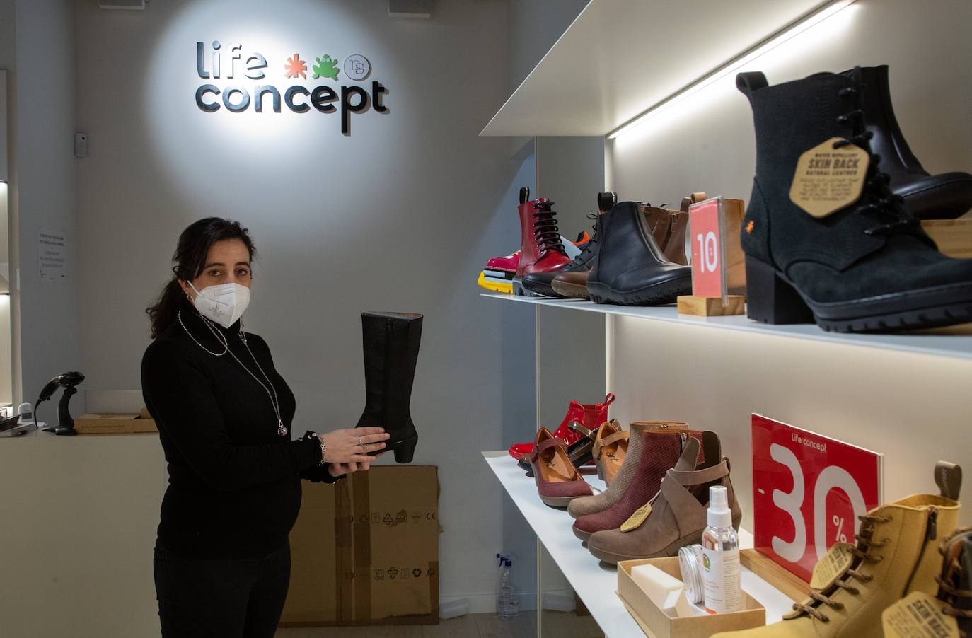 Con la marcha de los Reyes Magos, este jueves se ha dado el pistoletazo de salida a las rebajas de enero en los comercios guipuzcoanos, - de las más esperadas por los consumidores- aunque muchos establecimientos ya comenzaron a ofrecer semanas antes descuentos en productos seleccionados, con la esperanza de que las ofertas reactivasen la campaña navideña, tambaleada por el efecto Black Friday de noviembre y las restricciones impuestas por la pandemia.