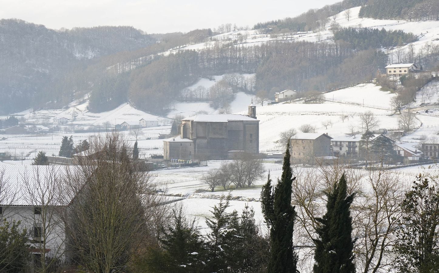 Gipuzkoa de nuevo ha amanecido este viernes bajo un manto de hielo. Las temperaturas se han quedado por debajo de los cero grados en buena parte del territorio