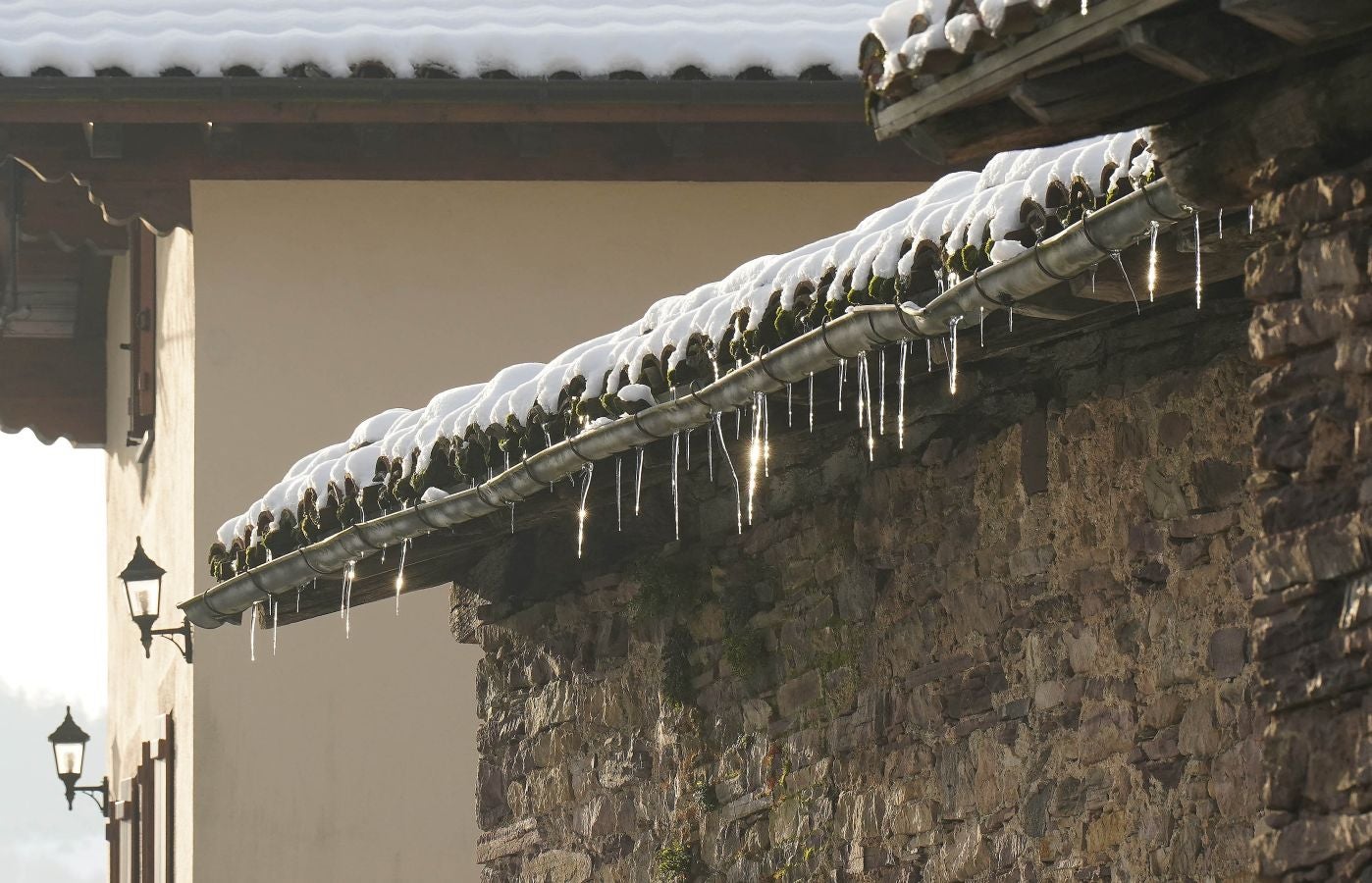 Gipuzkoa de nuevo ha amanecido este viernes bajo un manto de hielo. Las temperaturas se han quedado por debajo de los cero grados en buena parte del territorio