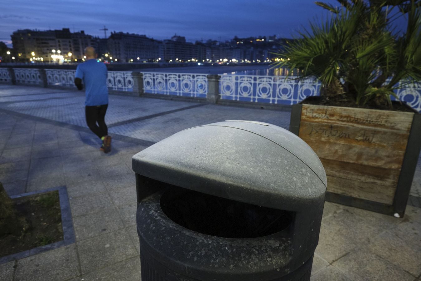 Gipuzkoa de nuevo ha amanecido este viernes bajo un manto de hielo. Las temperaturas se han quedado por debajo de los cero grados en buena parte del territorio