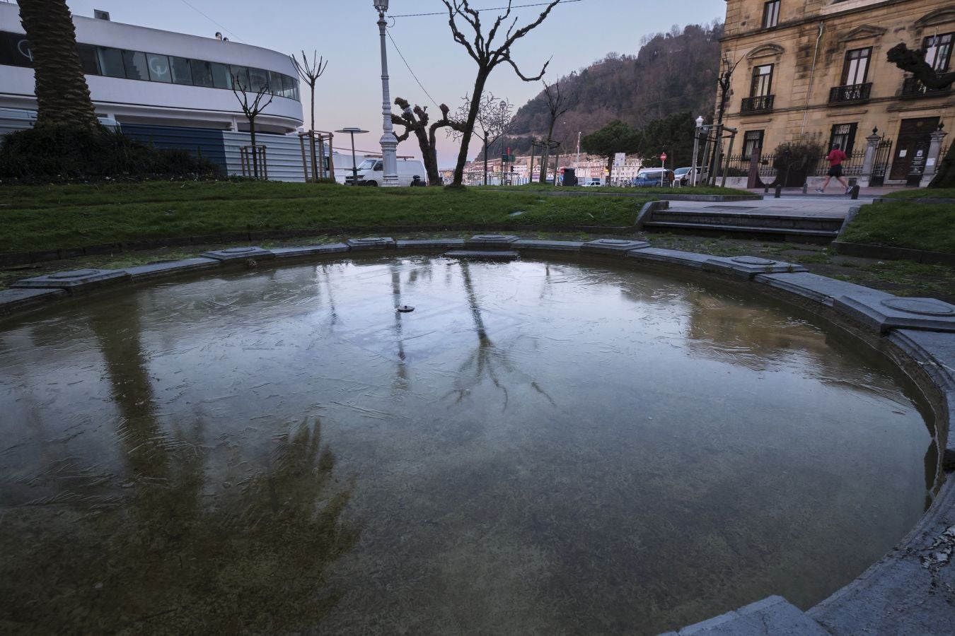 Gipuzkoa de nuevo ha amanecido este viernes bajo un manto de hielo. Las temperaturas se han quedado por debajo de los cero grados en buena parte del territorio