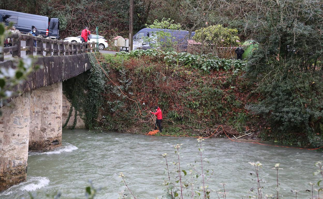 Ertzainas, en el rastreo del río Urola en Aizarnazabal para buscar evidencias que ayuden a esclarecer el asesinato