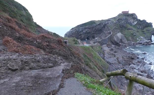 Se agrandan las grietas en el acceso a San Juan de Gaztelugatxe