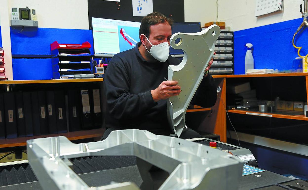 Un empleado maneja ayer unas piezas en una empresa guipuzcoana aeronáutica, uno de los sectores más golpeados por la pandemia. 