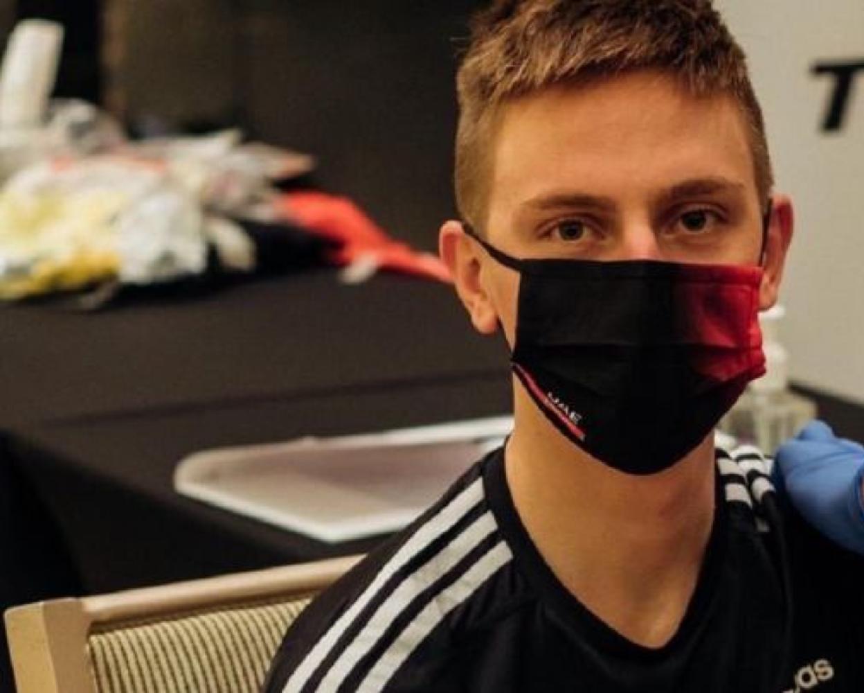 El esloveno, Tadej Pogacar, en el momento de recibir la vacuna.