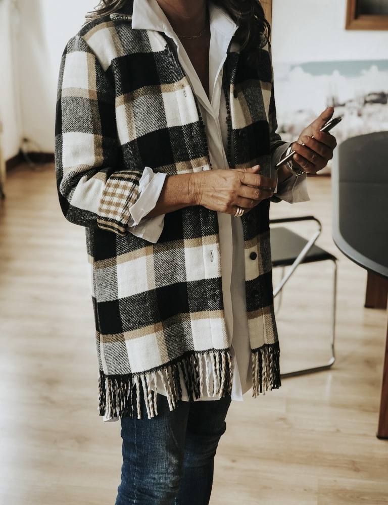 Encontrar y seleccionar la prenda perfecta en el periodo de rebajas no es una tarea sencilla. Lo que sí te podemos asegurar es que el mejor periodo de descuentos del año para adquirir «esa pieza inaccesible» es ésta. Elige básicos imprescindibles «para toda la vida» como estos abrigos, camisas y 'tops' basicos, 'jeans', botas, botines... Todo ello pensado para conseguir una experiencia de compra completa que te deje totalmente satisfecha y convencida. ¡Inspírate!