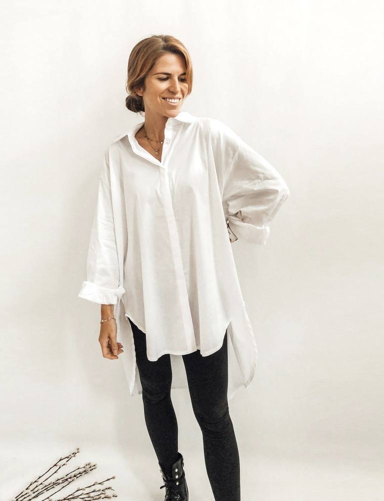 Encontrar y seleccionar la prenda perfecta en el periodo de rebajas no es una tarea sencilla. Lo que sí te podemos asegurar es que el mejor periodo de descuentos del año para adquirir «esa pieza inaccesible» es ésta. Elige básicos imprescindibles «para toda la vida» como estos abrigos, camisas y 'tops' basicos, 'jeans', botas, botines... Todo ello pensado para conseguir una experiencia de compra completa que te deje totalmente satisfecha y convencida. ¡Inspírate!