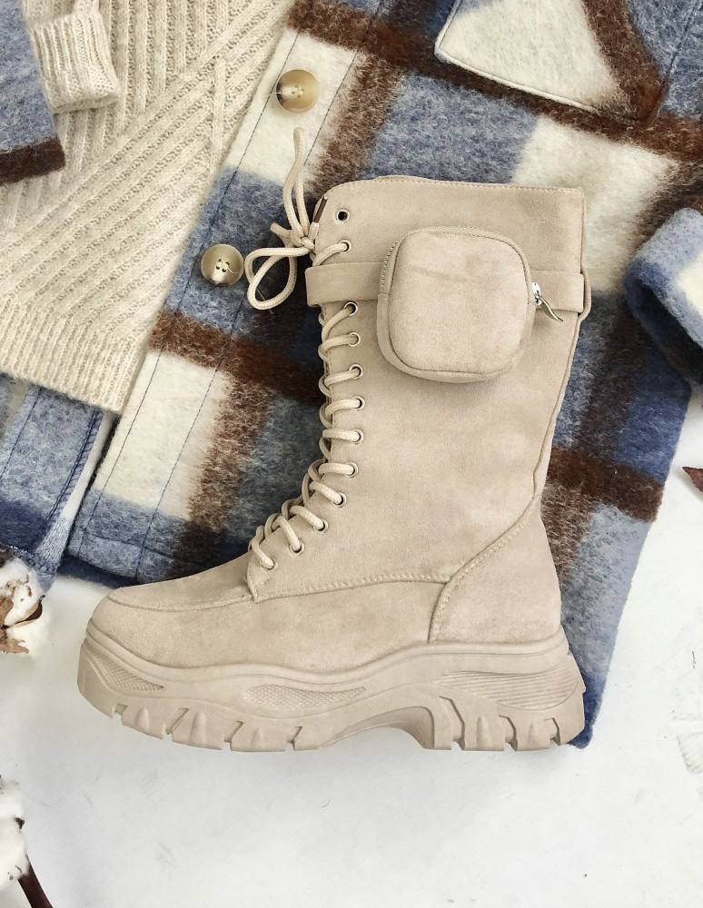 Encontrar y seleccionar la prenda perfecta en el periodo de rebajas no es una tarea sencilla. Lo que sí te podemos asegurar es que el mejor periodo de descuentos del año para adquirir «esa pieza inaccesible» es ésta. Elige básicos imprescindibles «para toda la vida» como estos abrigos, camisas y 'tops' basicos, 'jeans', botas, botines... Todo ello pensado para conseguir una experiencia de compra completa que te deje totalmente satisfecha y convencida. ¡Inspírate!