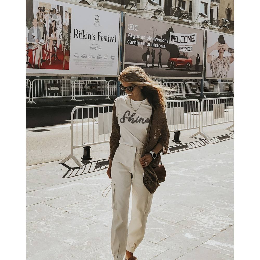 Encontrar y seleccionar la prenda perfecta en el periodo de rebajas no es una tarea sencilla. Lo que sí te podemos asegurar es que el mejor periodo de descuentos del año para adquirir «esa pieza inaccesible» es ésta. Elige básicos imprescindibles «para toda la vida» como estos abrigos, camisas y 'tops' basicos, 'jeans', botas, botines... Todo ello pensado para conseguir una experiencia de compra completa que te deje totalmente satisfecha y convencida. ¡Inspírate!