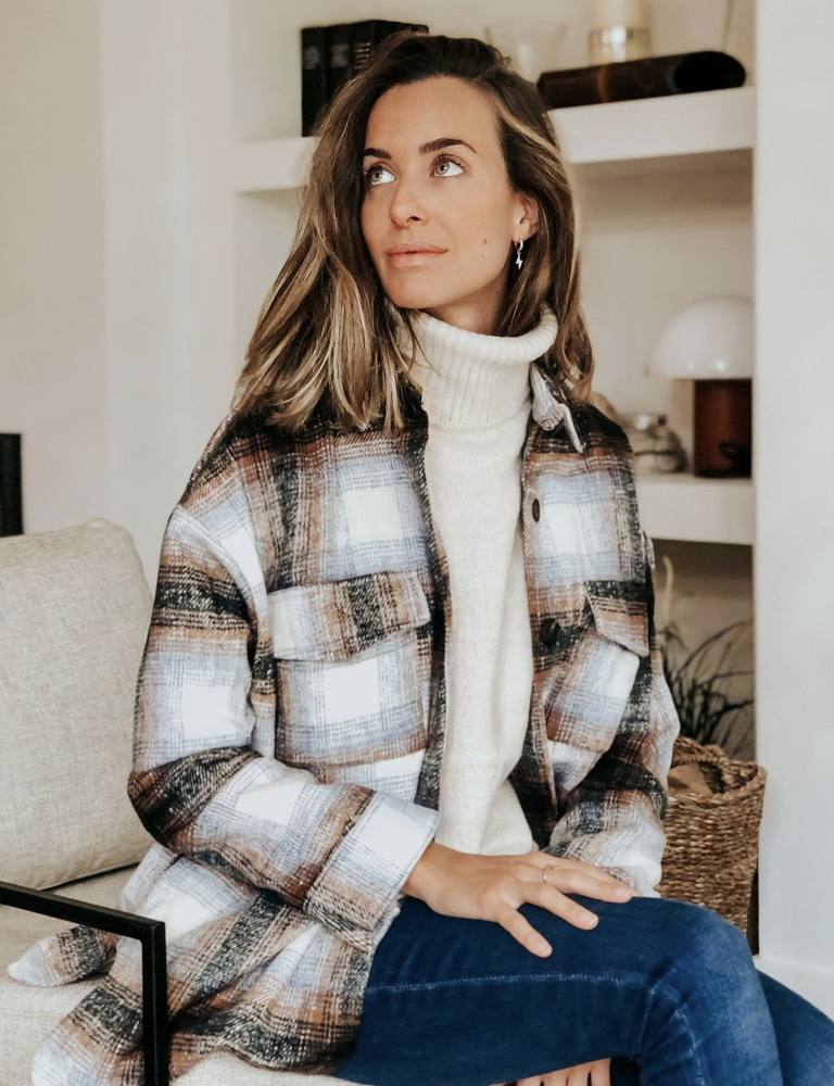 Encontrar y seleccionar la prenda perfecta en el periodo de rebajas no es una tarea sencilla. Lo que sí te podemos asegurar es que el mejor periodo de descuentos del año para adquirir «esa pieza inaccesible» es ésta. Elige básicos imprescindibles «para toda la vida» como estos abrigos, camisas y 'tops' basicos, 'jeans', botas, botines... Todo ello pensado para conseguir una experiencia de compra completa que te deje totalmente satisfecha y convencida. ¡Inspírate!