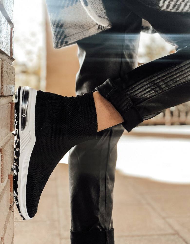 Encontrar y seleccionar la prenda perfecta en el periodo de rebajas no es una tarea sencilla. Lo que sí te podemos asegurar es que el mejor periodo de descuentos del año para adquirir «esa pieza inaccesible» es ésta. Elige básicos imprescindibles «para toda la vida» como estos abrigos, camisas y 'tops' basicos, 'jeans', botas, botines... Todo ello pensado para conseguir una experiencia de compra completa que te deje totalmente satisfecha y convencida. ¡Inspírate!