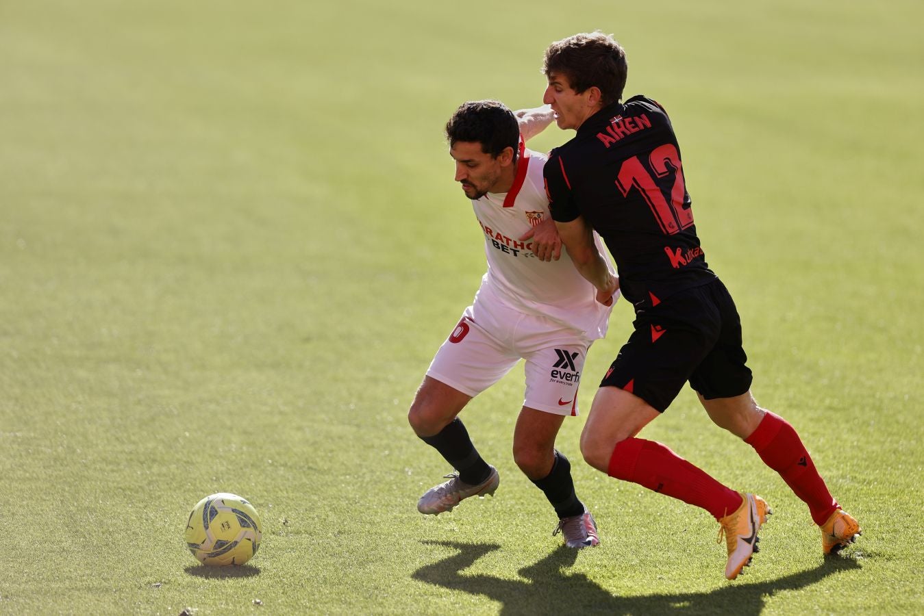 La Real se enfrenta al Sevilla con la intención se sumar tres puntos que le mantengan en lo alto de la clasificación.