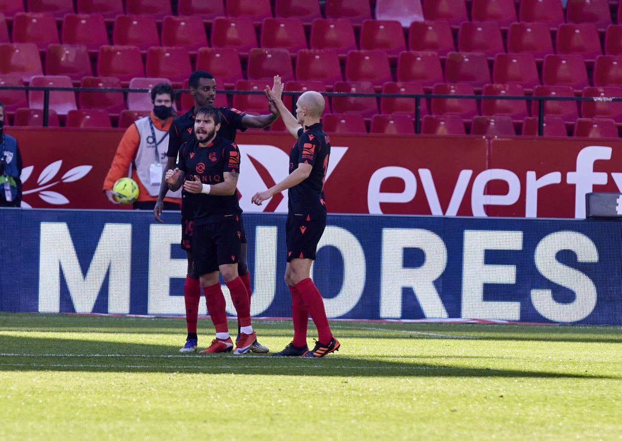 La Real se enfrenta al Sevilla con la intención se sumar tres puntos que le mantengan en lo alto de la clasificación.