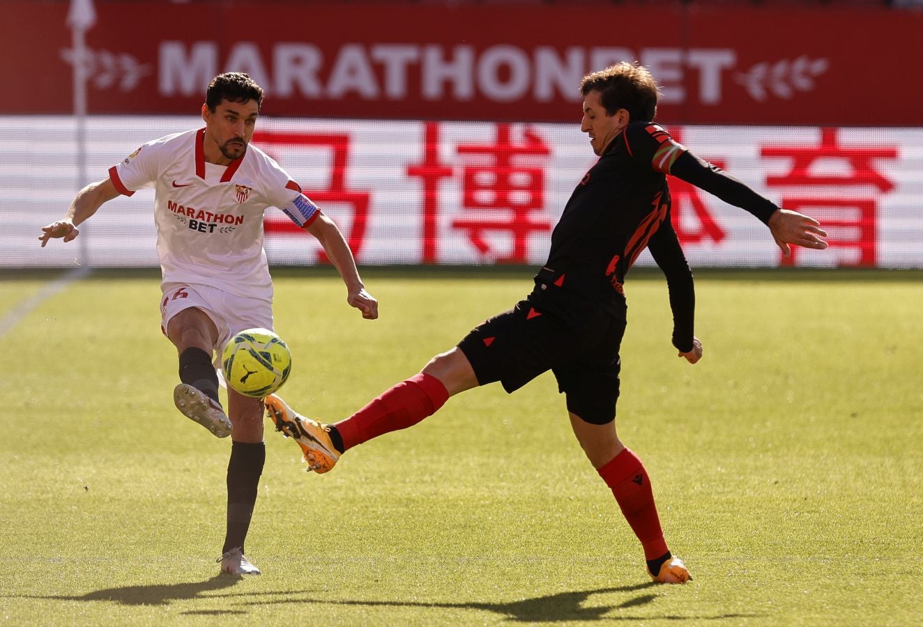 La Real se enfrenta al Sevilla con la intención se sumar tres puntos que le mantengan en lo alto de la clasificación.