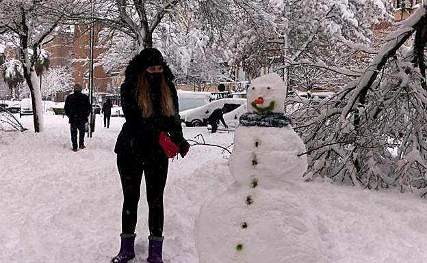 Marta junto a un muñeco de nieve 