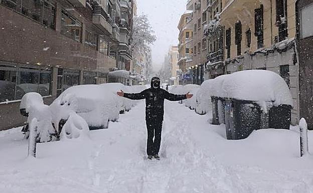 Igor en mitad de la calle, entre coches sepultados por la nieve