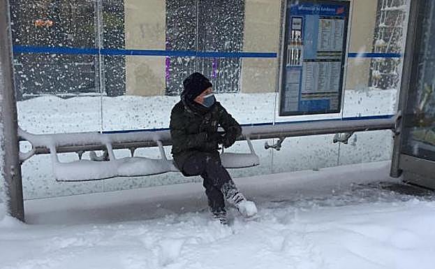 Mikel, en una parada de autobús de Madrid. 