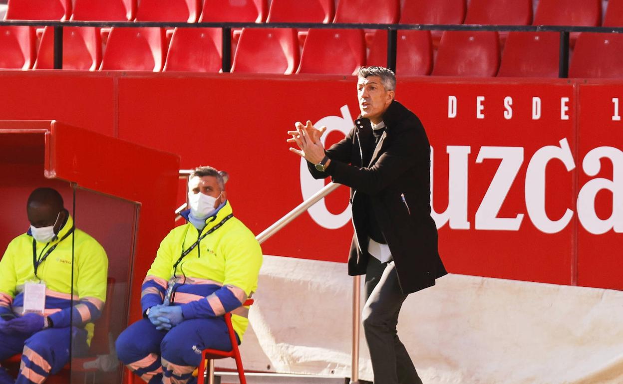 Imanol Alguacil, dando instrucciones durante el Sevilla - Real Sociedad. 