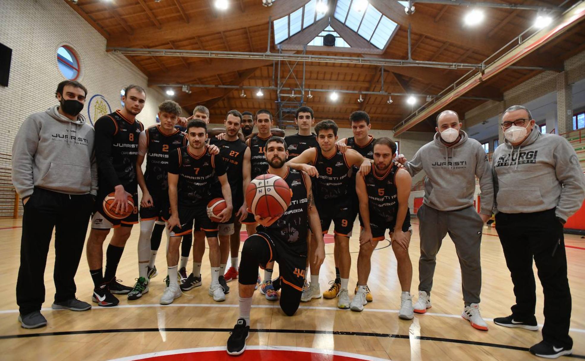 Iñaki Jiménez (primero por la izquierda) posa con sus jugadores y compañeros de staff en el polideportivo de Azkoitia. 