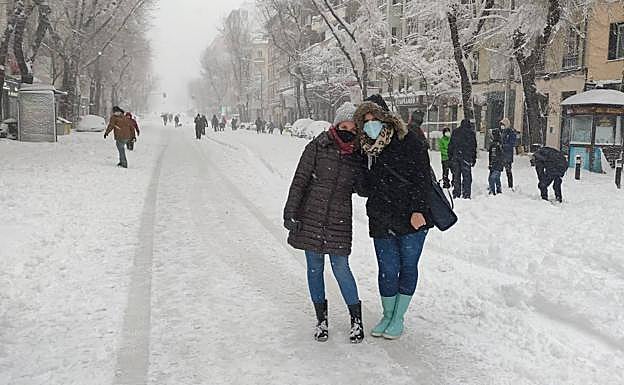 Irene y su hermana Amaia en Bravo Murillo cuando Amaia consiguió llegar del trabajo . 
