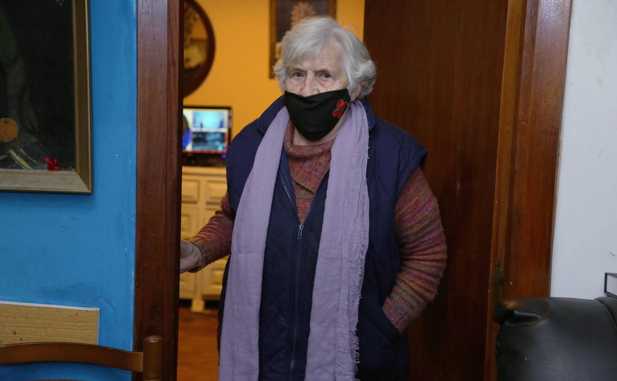 Maribel Mestrojuan, en la puerta de su casa de Donostia.