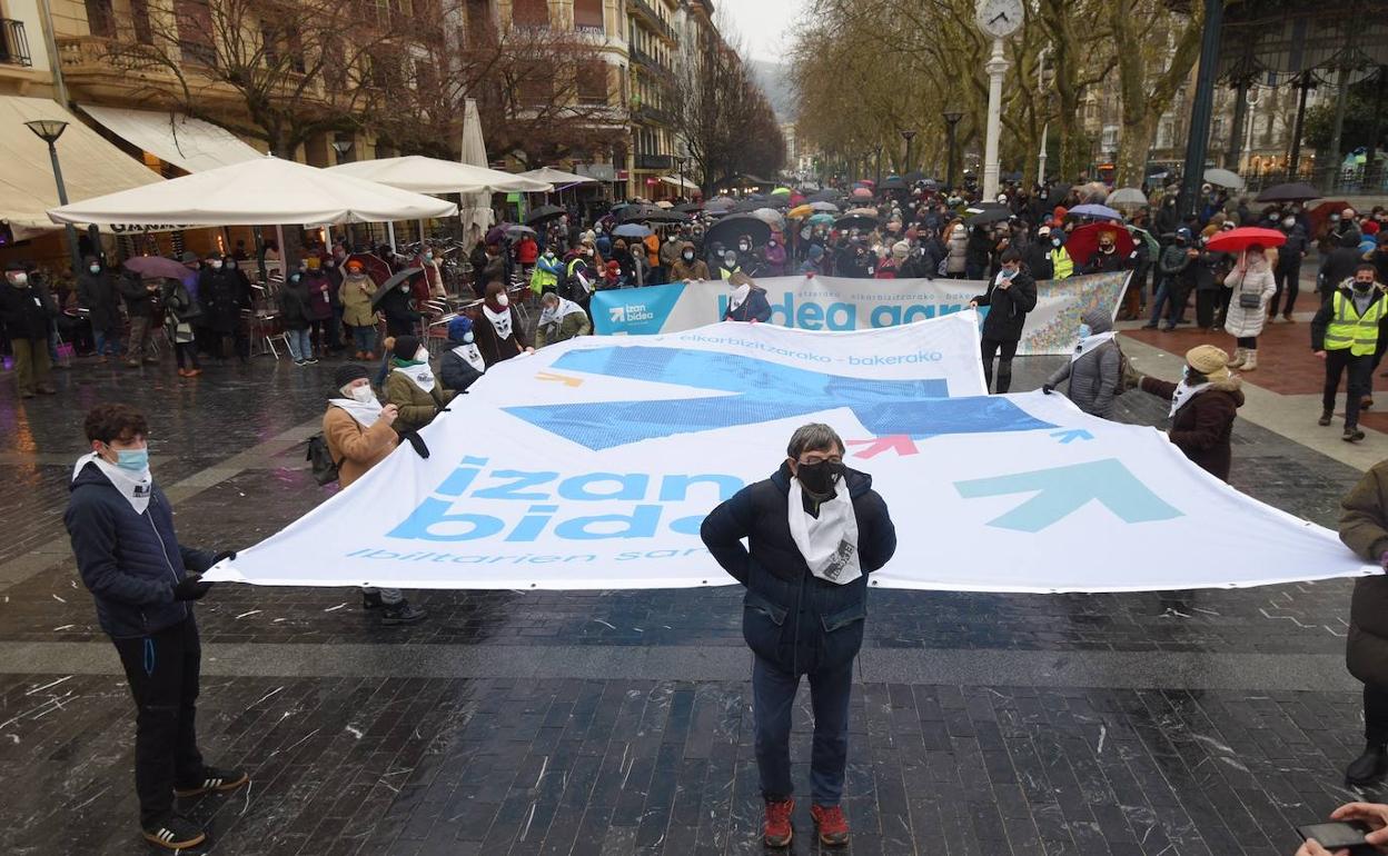 Un momento de la movilización de esta tarde en el Boulevard de San Sebastián. 