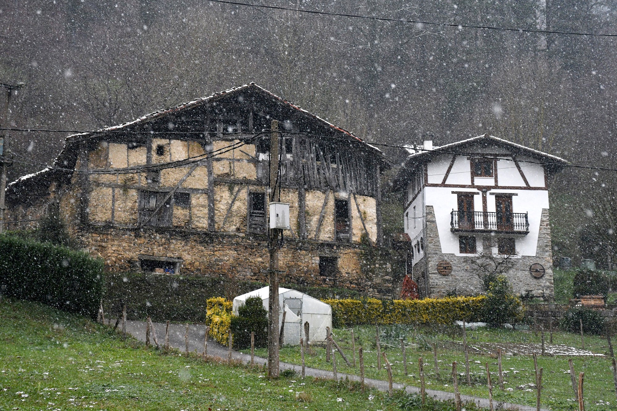 Los copos de nieve cubren las localidades de mayor altitud del territorio
