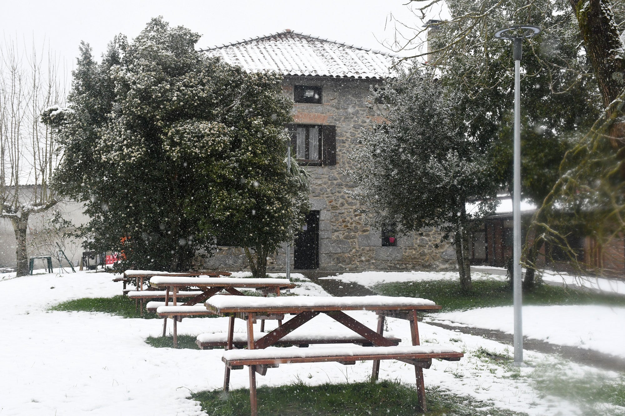 Los copos de nieve cubren las localidades de mayor altitud del territorio