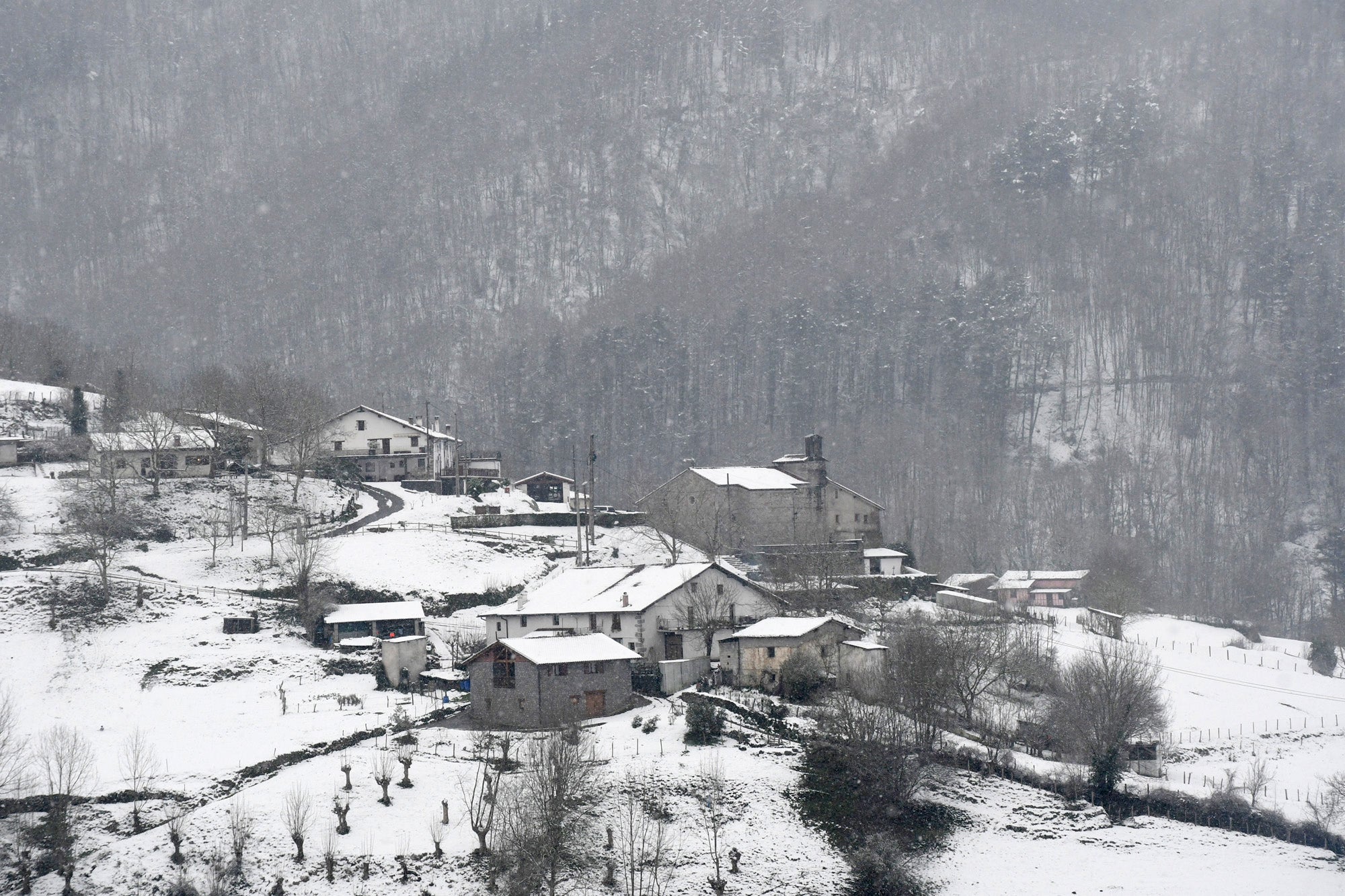 Los copos de nieve cubren las localidades de mayor altitud del territorio