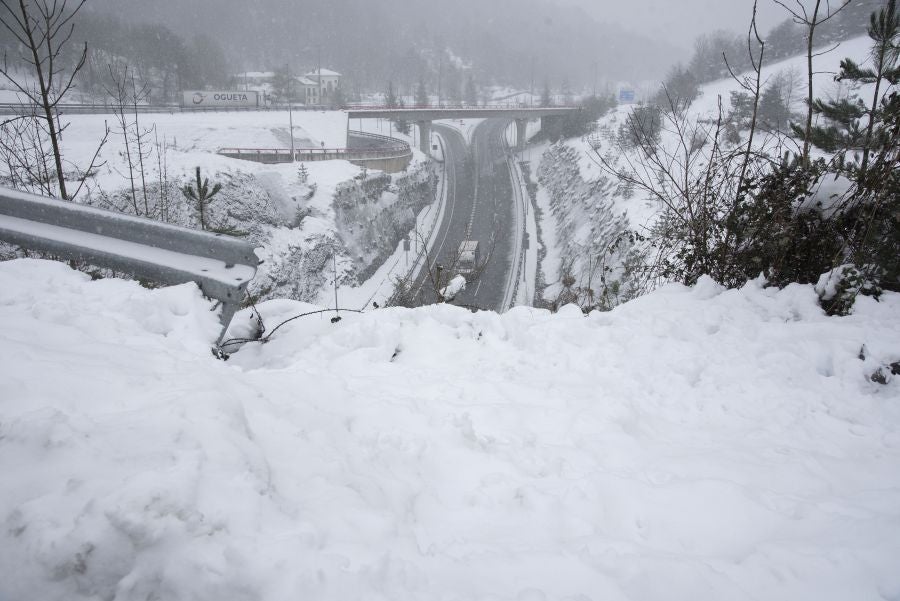 Los copos de nieve cubren las localidades de mayor altitud del territorio