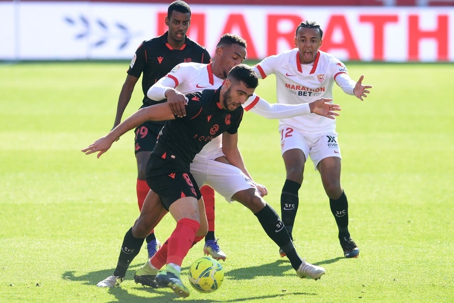 La Real se enfrenta al Sevilla con la intención se sumar tres puntos que le mantengan en lo alto de la clasificación.