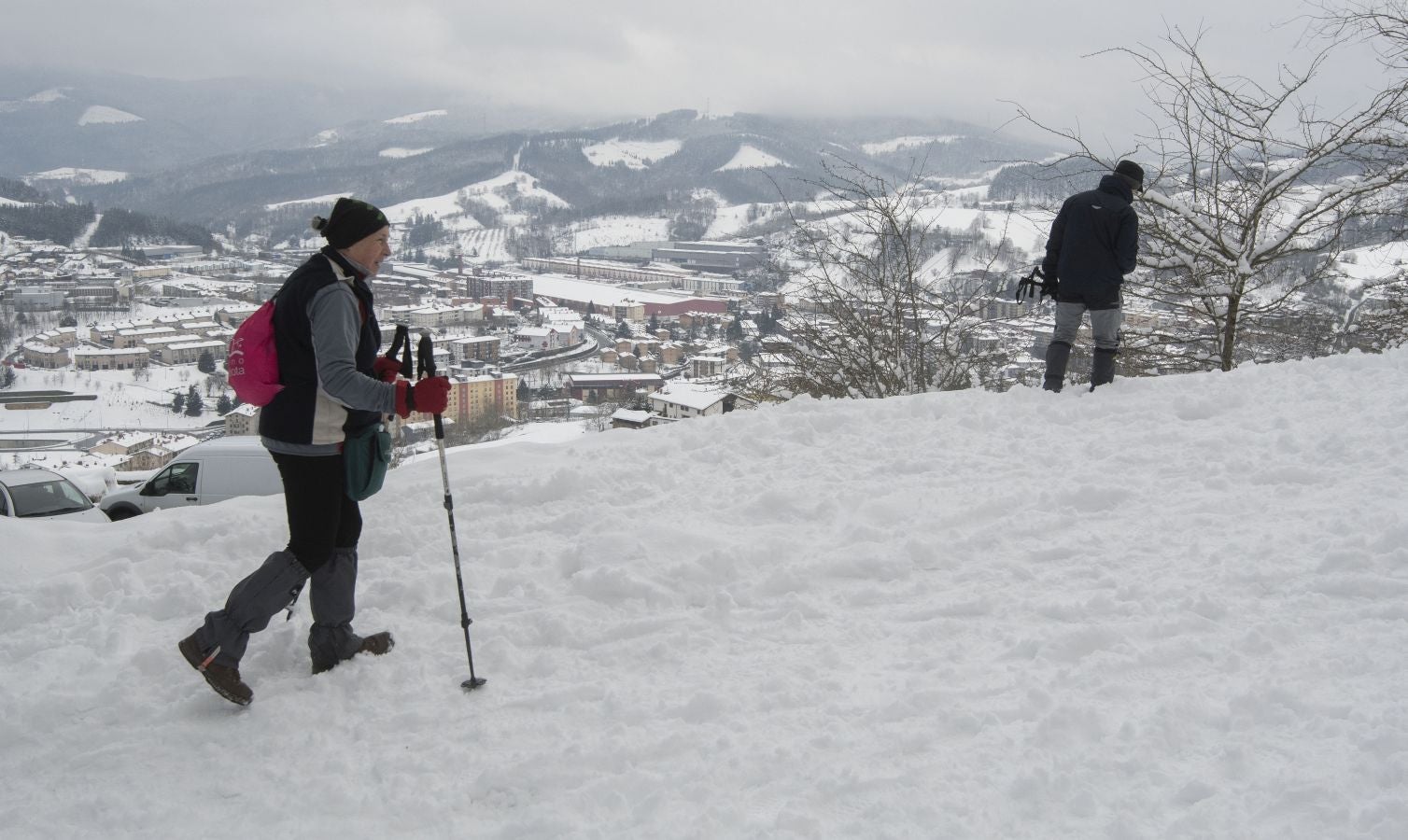 Multitud de personas han disfrutado de la nieve en puntos como el monte Uzturre, Larraiz, el alto de Arrate o la ermita de La Antigua.