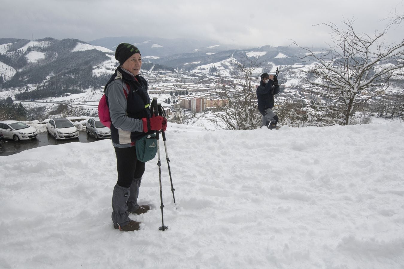 Multitud de personas han disfrutado de la nieve en puntos como el monte Uzturre, Larraiz, el alto de Arrate o la ermita de La Antigua.