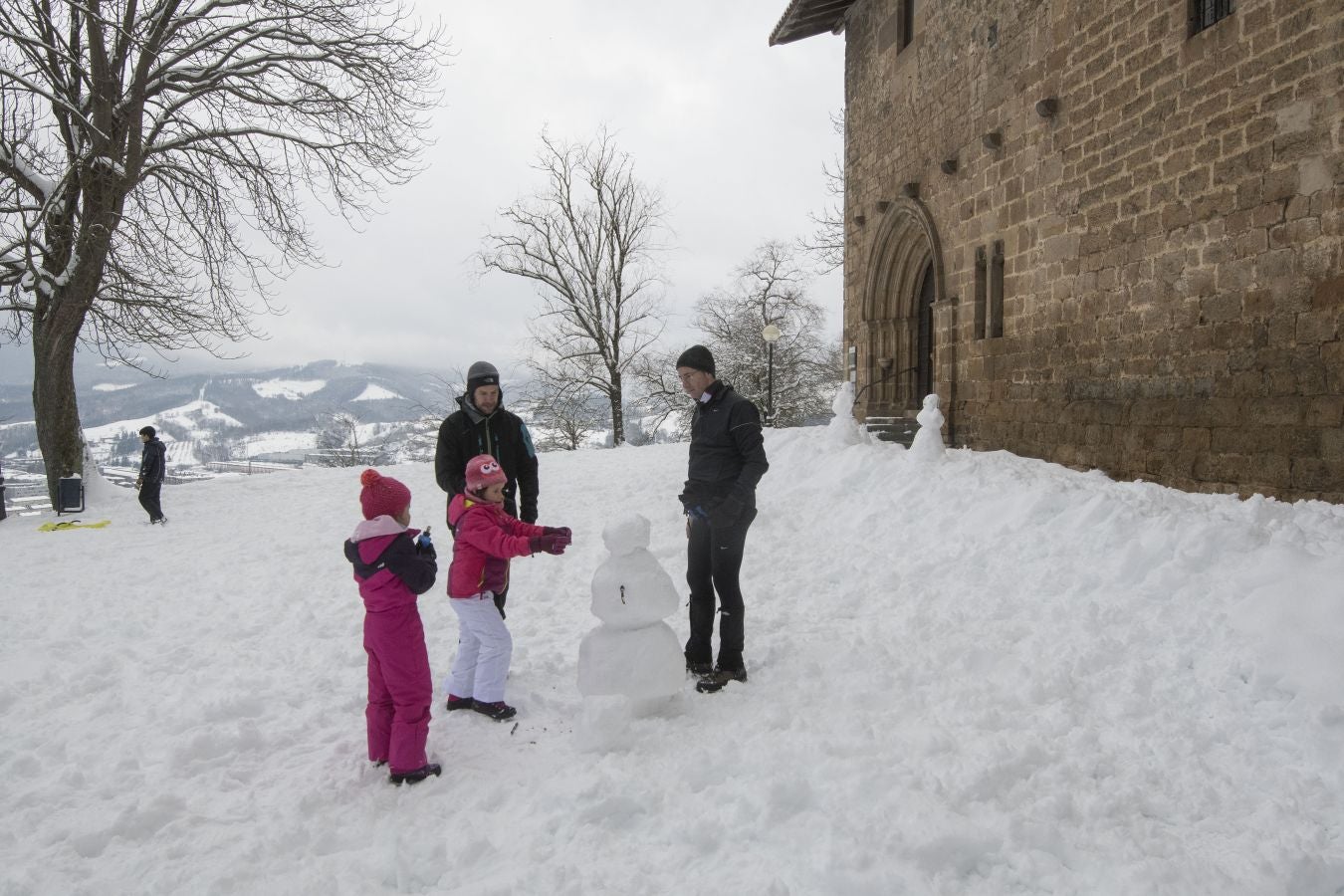 Multitud de personas han disfrutado de la nieve en puntos como el monte Uzturre, Larraiz, el alto de Arrate o la ermita de La Antigua.