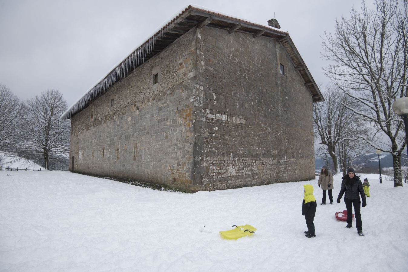 Multitud de personas han disfrutado de la nieve en puntos como el monte Uzturre, Larraiz, el alto de Arrate o la ermita de La Antigua.
