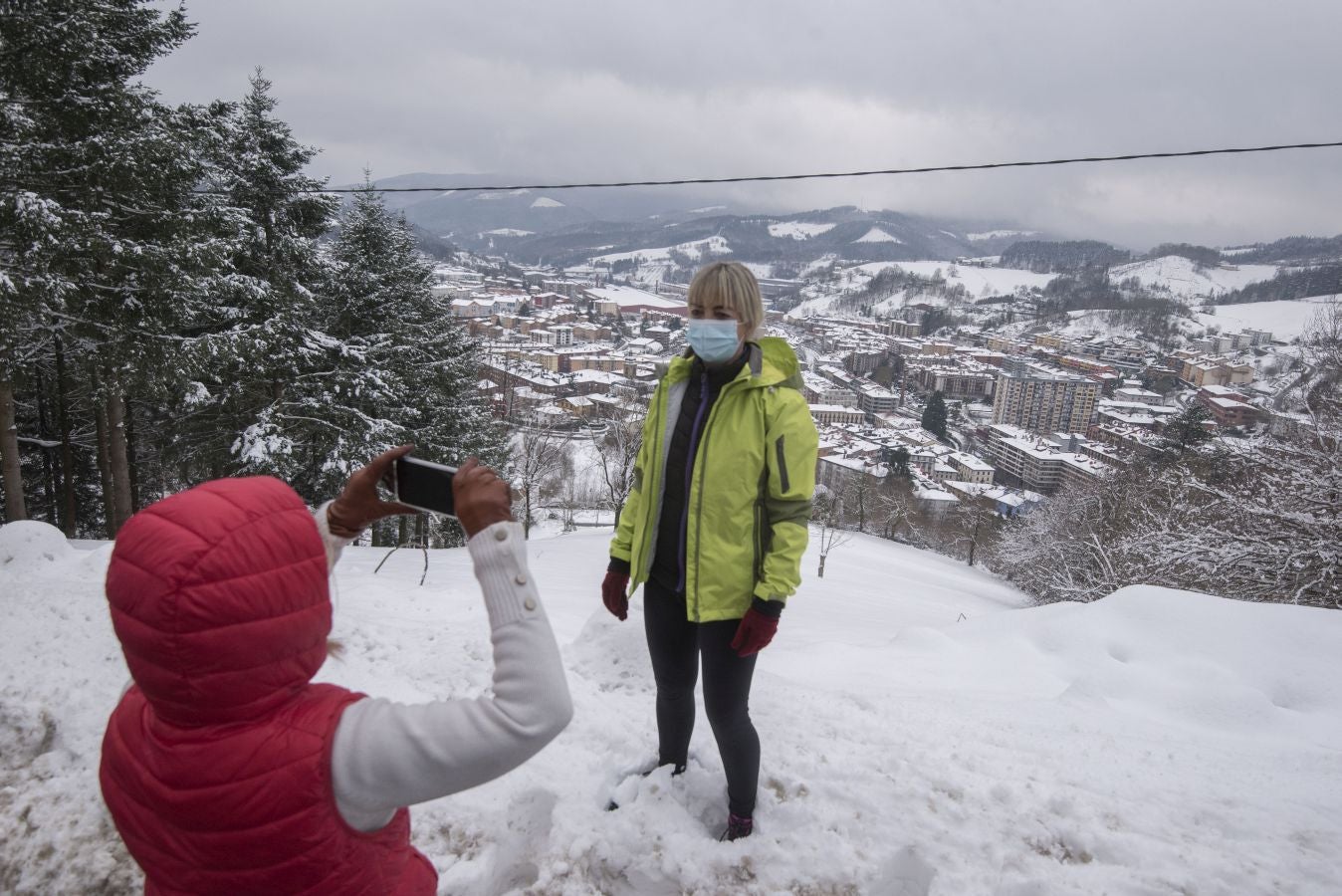 Multitud de personas han disfrutado de la nieve en puntos como el monte Uzturre, Larraiz, el alto de Arrate o la ermita de La Antigua.