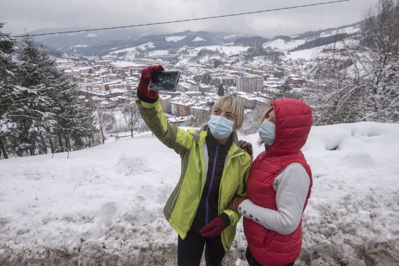 Multitud de personas han disfrutado de la nieve en puntos como el monte Uzturre, Larraiz, el alto de Arrate o la ermita de La Antigua.