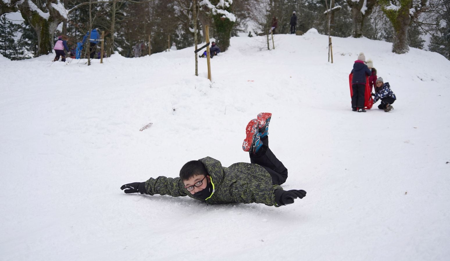 Multitud de personas han disfrutado de la nieve en puntos como el monte Uzturre, Larraiz, el alto de Arrate o la ermita de La Antigua.