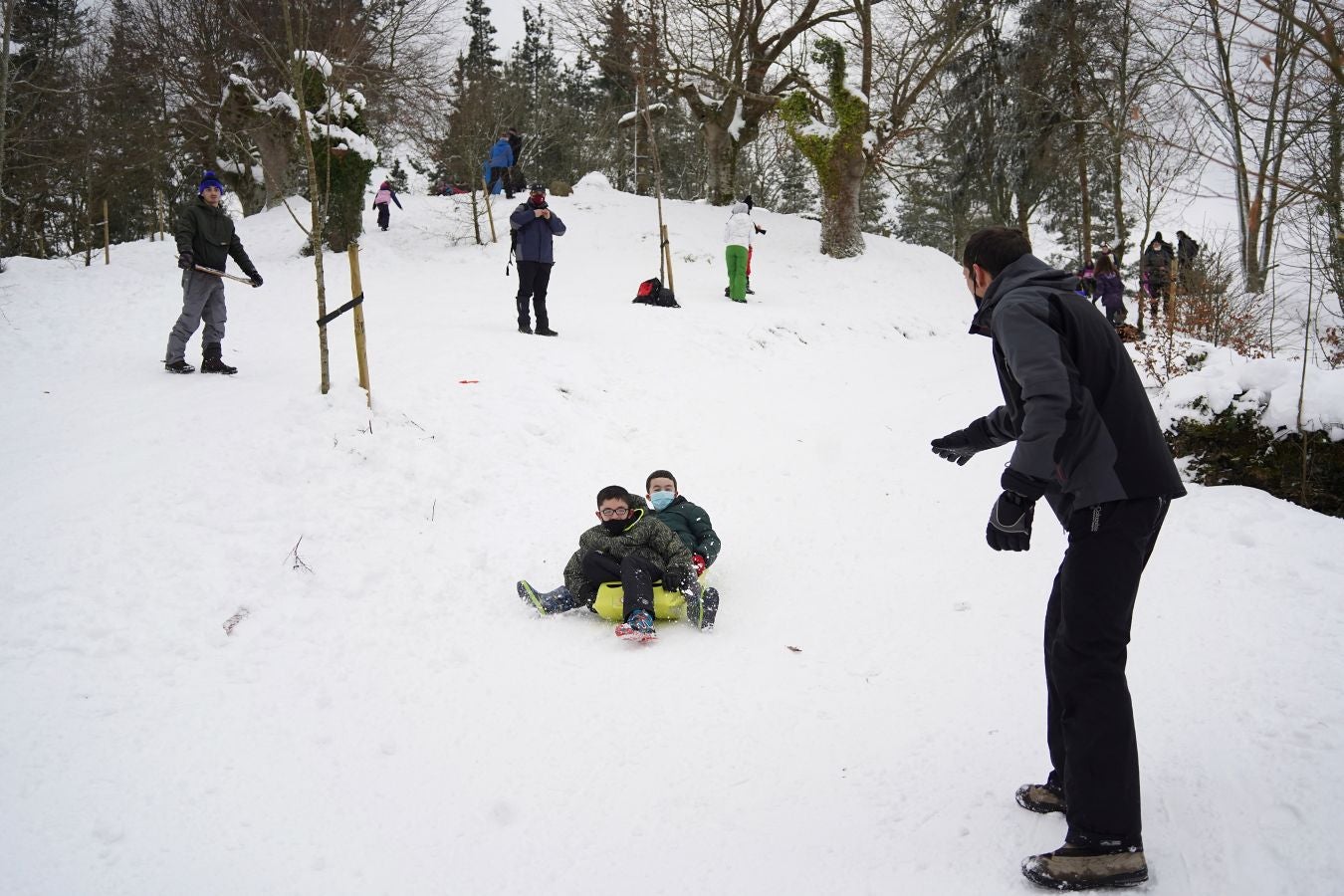 Multitud de personas han disfrutado de la nieve en puntos como el monte Uzturre, Larraiz, el alto de Arrate o la ermita de La Antigua.