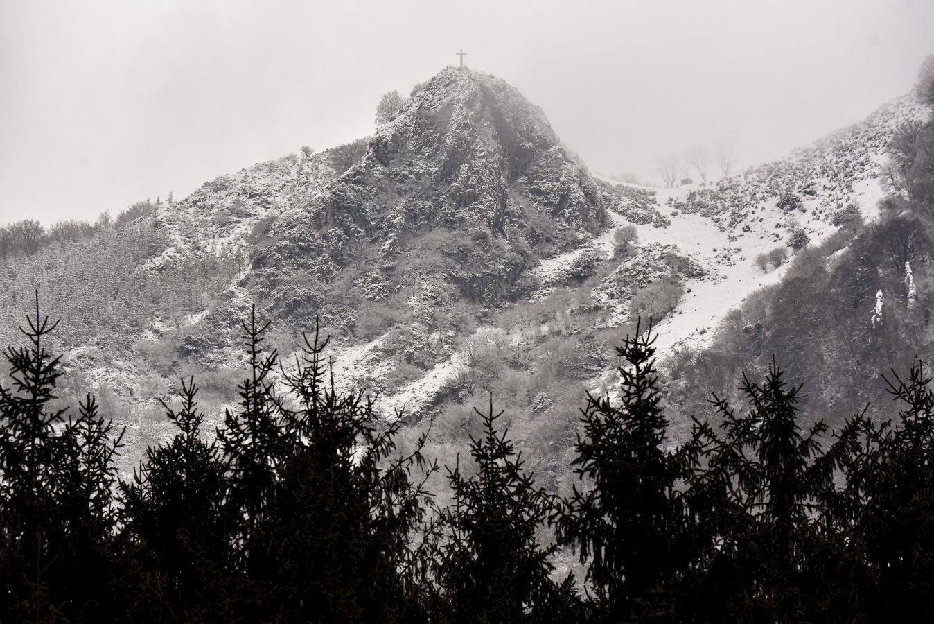 Multitud de personas han disfrutado de la nieve en puntos como el monte Uzturre, Larraiz, el alto de Arrate o la ermita de La Antigua.