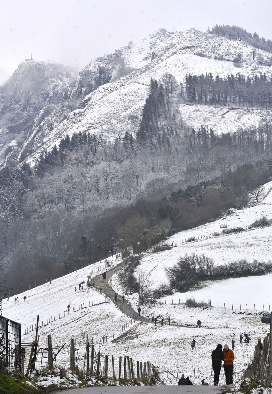 Multitud de personas han disfrutado de la nieve en puntos como el monte Uzturre, Larraiz, el alto de Arrate o la ermita de La Antigua.