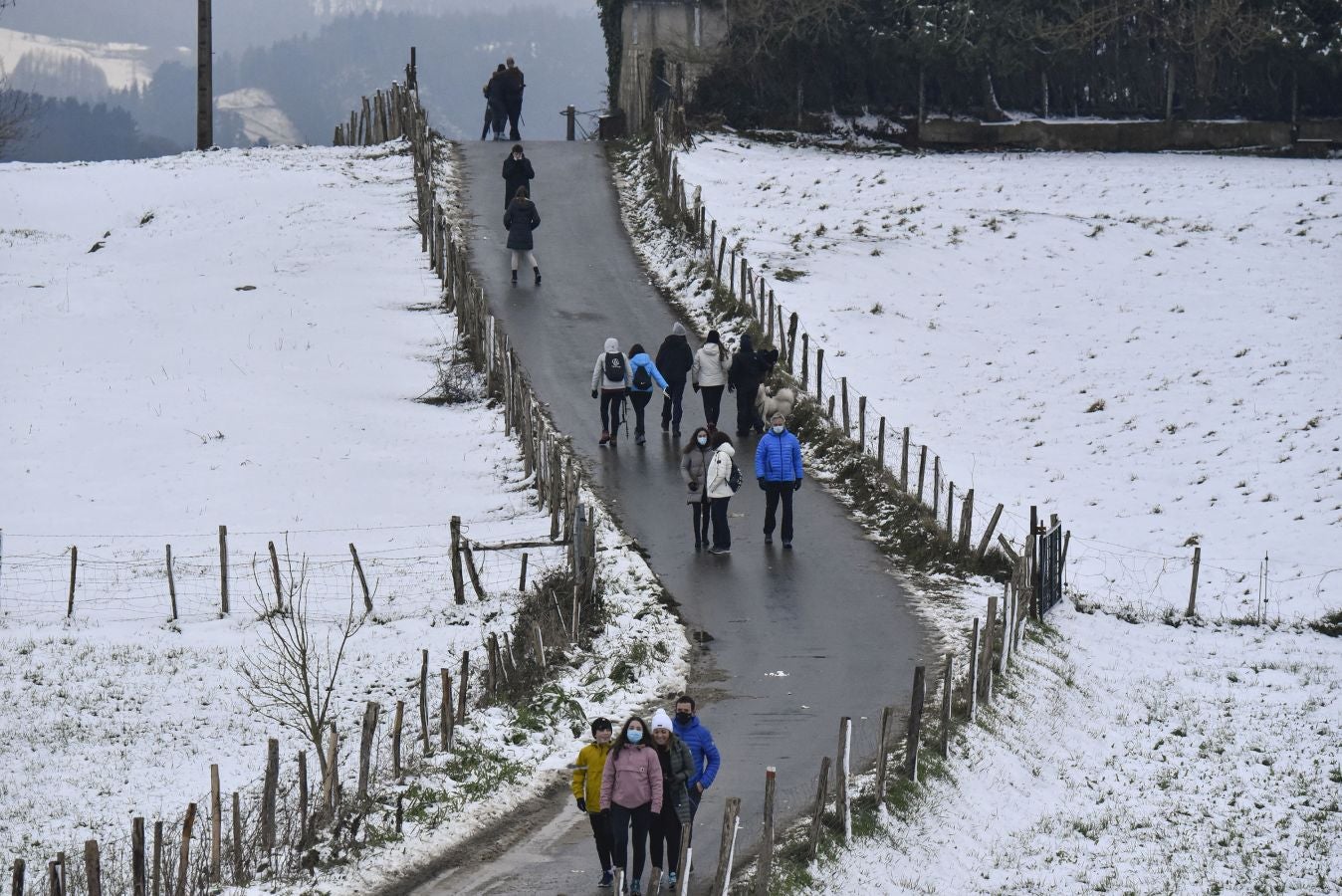 Multitud de personas han disfrutado de la nieve en puntos como el monte Uzturre, Larraiz, el alto de Arrate o la ermita de La Antigua.