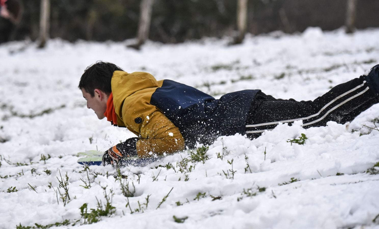 Multitud de personas han disfrutado de la nieve en puntos como el monte Uzturre, Larraiz, el alto de Arrate o la ermita de La Antigua.