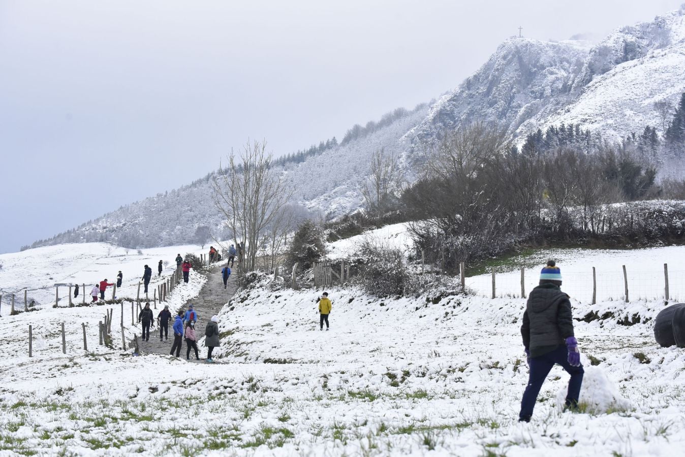 Multitud de personas han disfrutado de la nieve en puntos como el monte Uzturre, Larraiz, el alto de Arrate o la ermita de La Antigua.