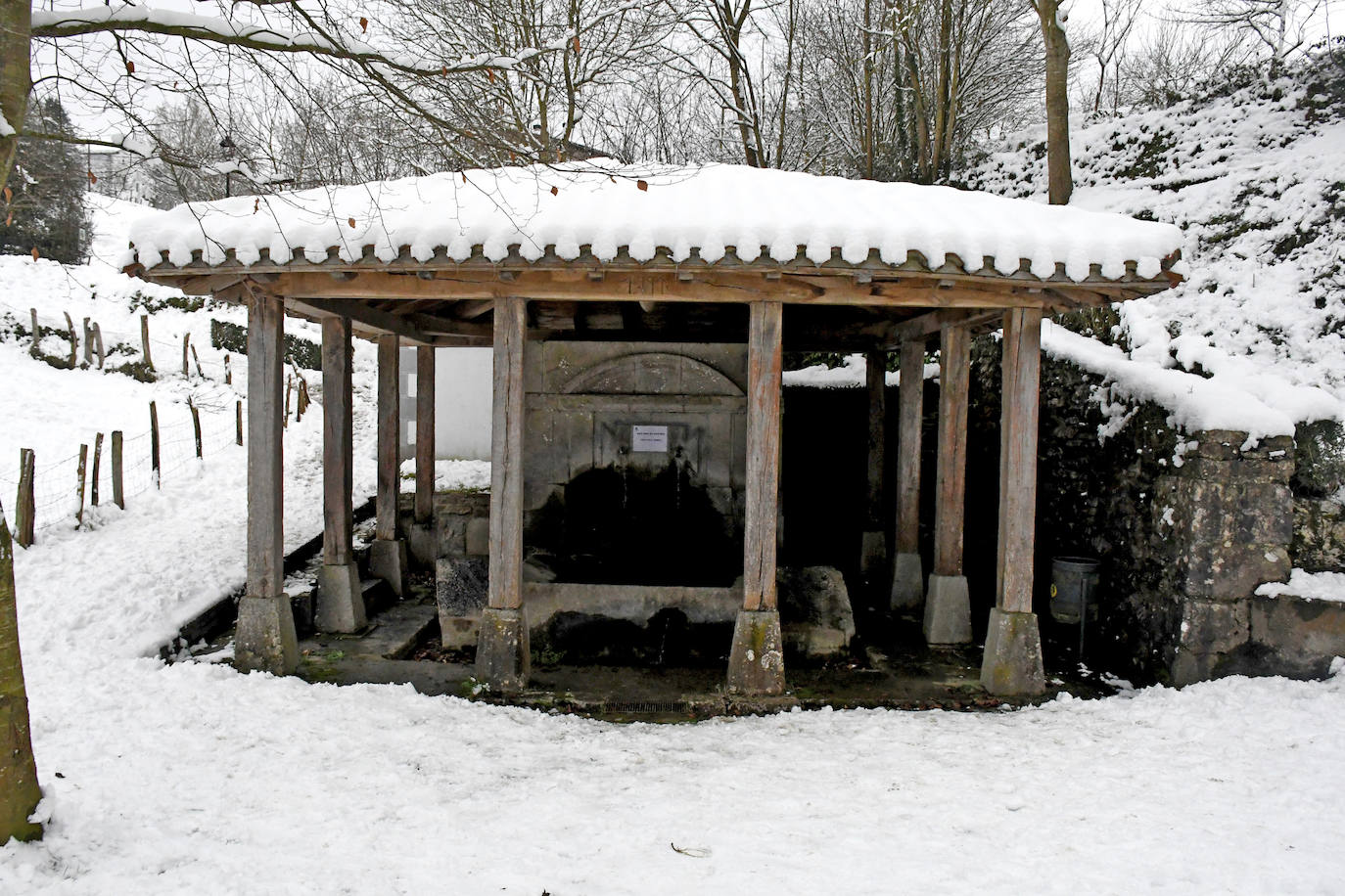 Multitud de personas han disfrutado de la nieve en puntos como el monte Uzturre, Larraiz, el alto de Arrate o la ermita de La Antigua. También se han teñido de blanco los pueblos de Albiztur, Gaztelu, Izaskun, Alkiza y Leaburu.
